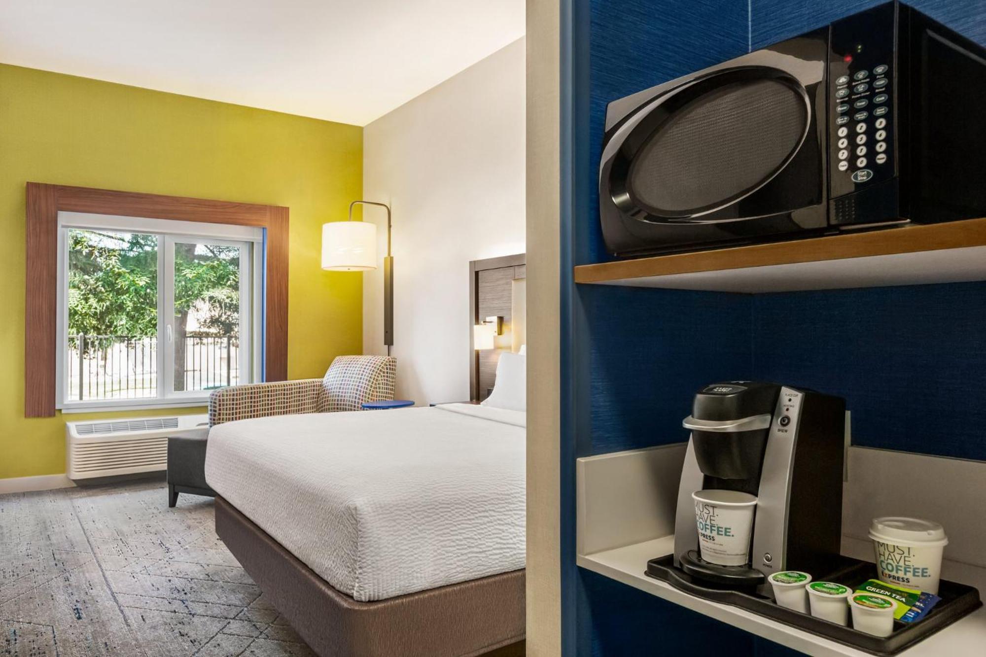 Holiday Inn Express & Suites - Redding By Ihg Exterior foto